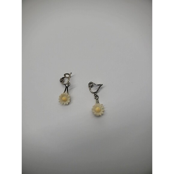 Vintage Earrings Clip On Gold Tone Daisy Flowers Dainty Small Jewelry Costume - Picture 12 of 12